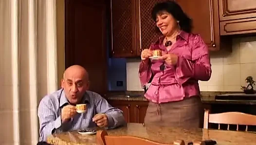 Azgın orta yaşlı seksi kadın mutfakta parmaklanıyor ve sikiliyor