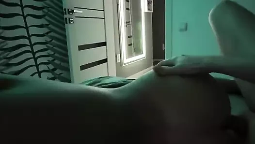 Kız komşusunu sikiyor ve kocasının adını çığlık atıyor