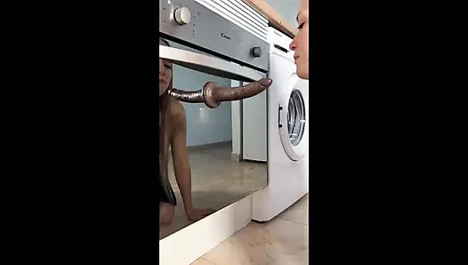 Minyon ev hanımı siyah yarağın daha iyi olduğunu fark etti ve güçlü bir fışkırtıyor