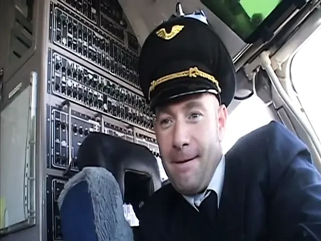 Randy pilot seksi esmeri kokpitte okşuyor