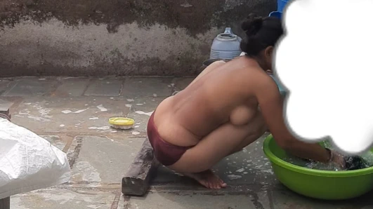 Stepsister is seen taking a bath in a hidden camera in a desi bathroom, sister taking a bath in a room in the open courtyard