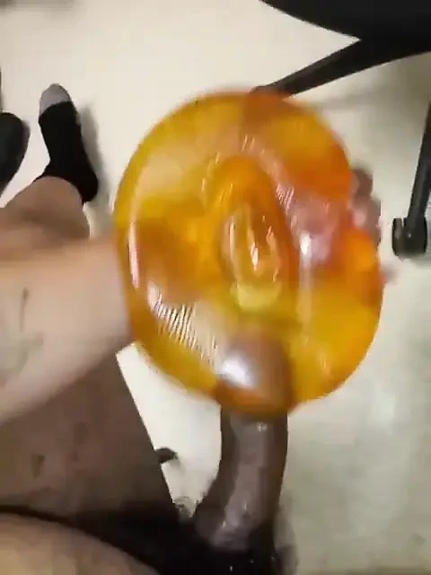 Bir oyuncakla okşuyor