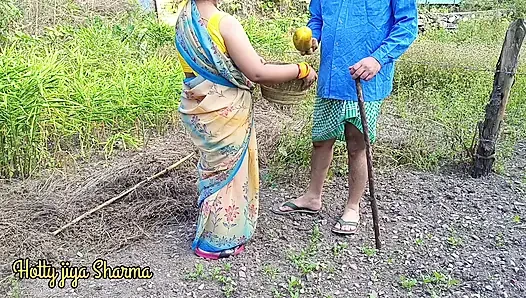 Hintli köylü ateşli üvey kız kardeş açık havada üvey erkek kardeşiyle tarlada acı verici seks yapıyor