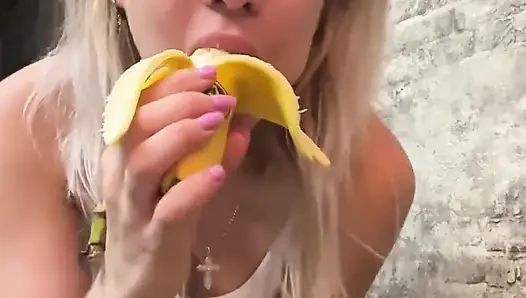 Muz yer fıstığı tereyağı yapıyor