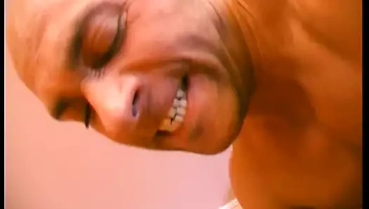 Kıvırcık saçlı şişman ağızda bir horoz alır