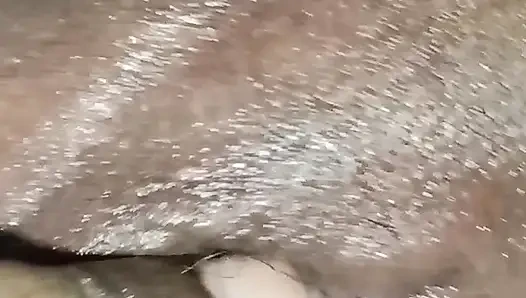 Üvey kız arkadaşımın amına yağla masaj yaptı ve parmaklandı.