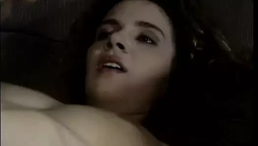 Genç amatör esmerle kanepede seks