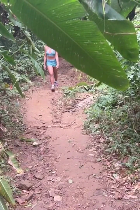 Mirella yolda ve gizemli siyah adam