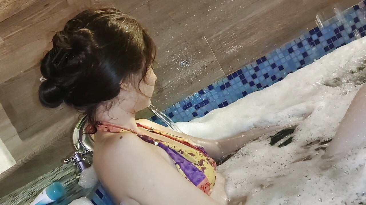 Kız arkadaşımın en iyi arkadaşını o otelin barına giderken siktim