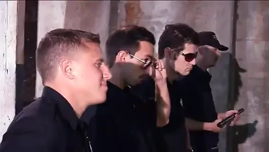 Naylon çoraplı şehvetli esmer derin anal sikişiyor ve sonra yutuyor