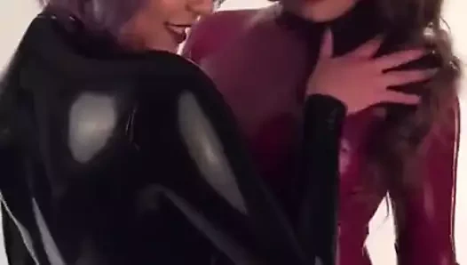 lateks catsuit içinde 2 kız
