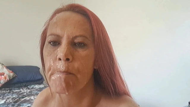 Sigara içen büyük memeli orta yaşlı seksi kadın yarak emiyor, yüzüne büyük boşalma