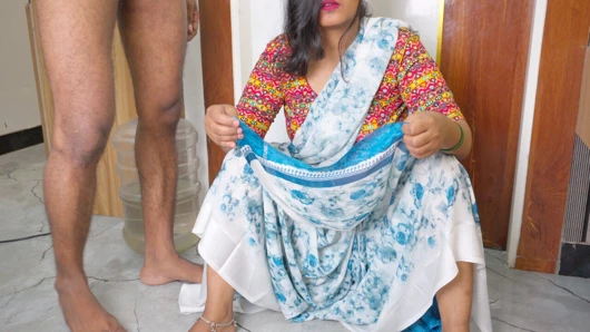 Üvey kız kardeş sari'de ilk kez çıplak üvey erkek kardeşi tarafından sikiliyor, kıllı amına boşalıyor.