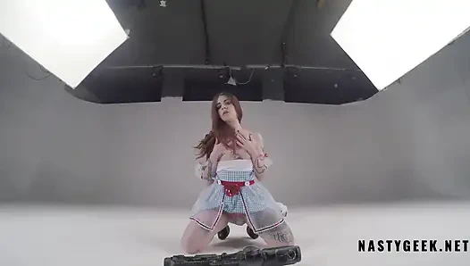 Azgın Alice harikalar diyarında striptiz yapıyor ve kamerada fışkırtıyor