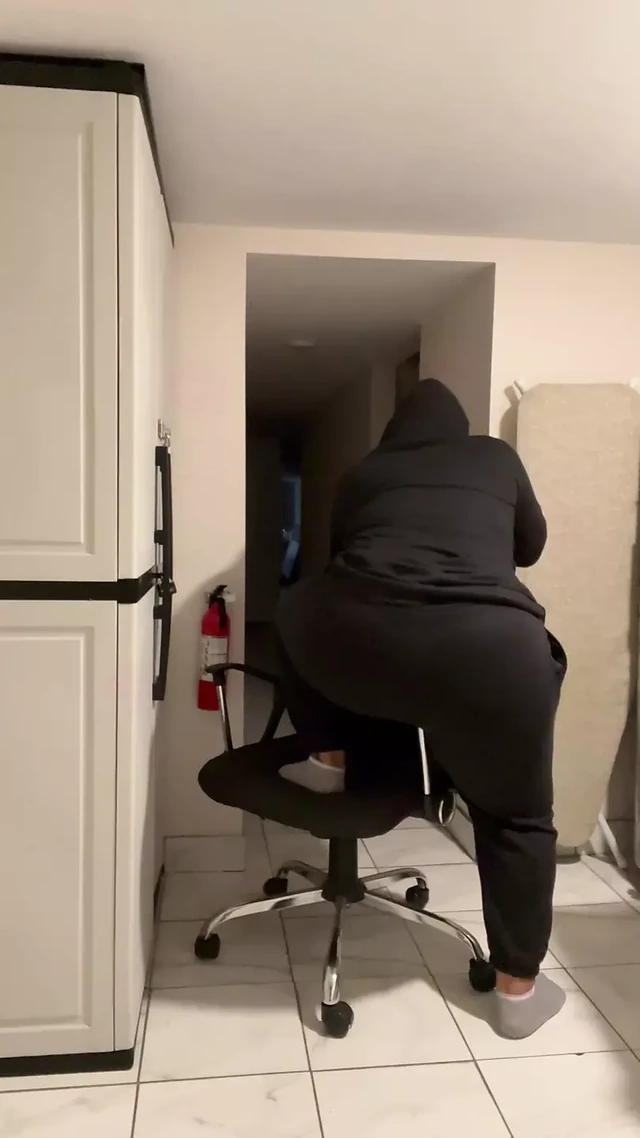 Я в доме моего отчима, но я не могу трепать его, поэтому я трусь его стул