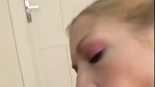 Büyük sert yarağıma tükür, genç sürtük. Ağzını doldurup içine boşalmak istiyorum