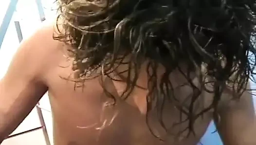 Güzel adam erkek arkadaşının yarağını mükemmel bir şekilde emdikten sonra sikiliyor