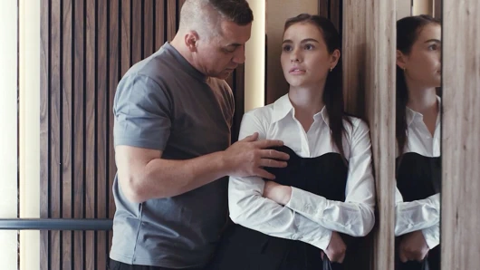 Yaşlı adam zamanı donduruyor ve genç şımarık kız Matty Mila Perez'i sikişi durdurmak için kullanıyor