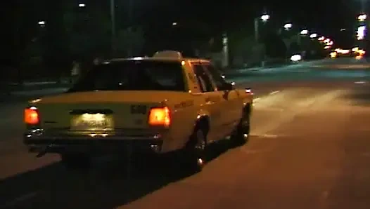 Versaute Taxifahrt: Heiße Blondine im Auto und auf dem Sofa