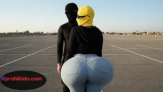 Tombul büyük götlü kadın büyük götünü hareket ettiriyor