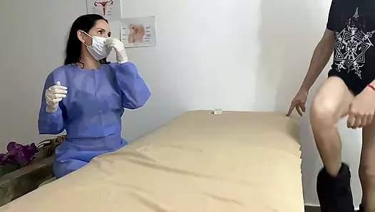 Büyük götlü bir doktor hastane ofisinde sikimi emiyor, ben onun ellerindeyim.