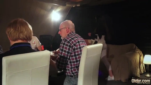 Eski genç bebek toplu tecavüz ile dedeler o gets çift becerdin