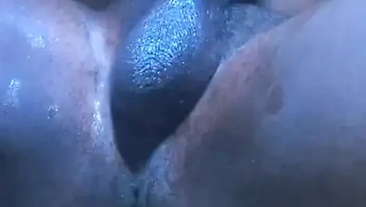 Olgun büyük yaraklı genç kız kulüp eğlence evinde çıplak mastürbasyon yapıyor