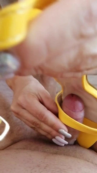 Sarı sandaletlere boşalmak