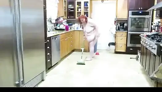 İstenilen video büyük şişman anne orta yaşlı seksi kadın onunla edepsizce konuşurken mutfağı süngeriyle temiziyor