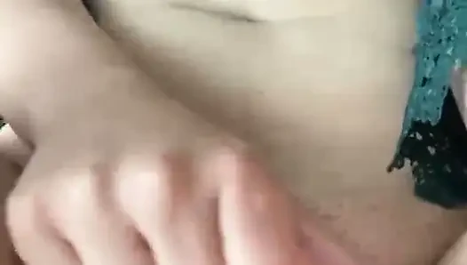 Oyun oynar ve mumu 💦 parmaklarla okşurur