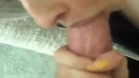 Doğal amatör bebek içinde the banyo tub ile bir seksi vücut