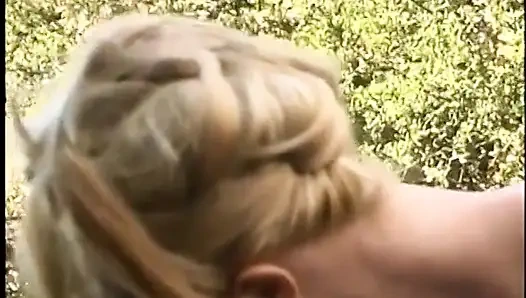 Ayakkabılı sürtük sarışın sulu kel amını yalatıyor sonra açık havada sert sikiliyor