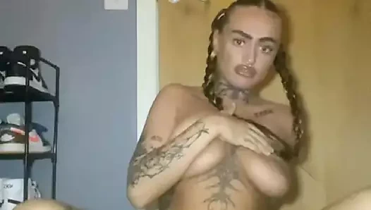 Azgın İskoç sürtük küçük götünü parmaklamayı seviyor