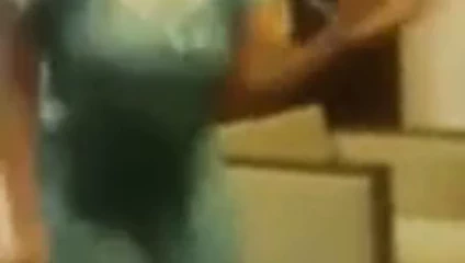 Bangladeşli ev kadını sıcak dans