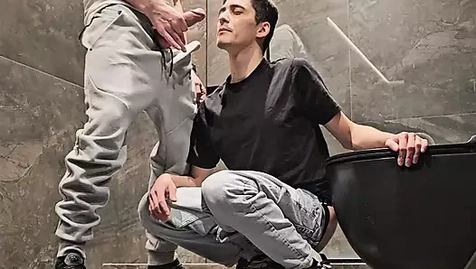 Göt deliğini sikiyor ve yüzüne boşalıyor