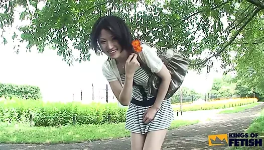 Sıska Japon kız bir adamı emmeden önce çalının içinde bir oyuncakla yürüyor