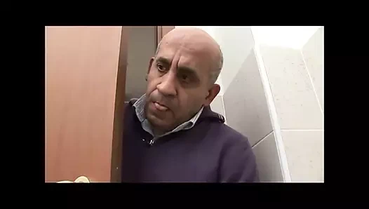 Yaşlı ve genç sürtük seks cilt 2: azgın 60 domuz üvey kızına aşık