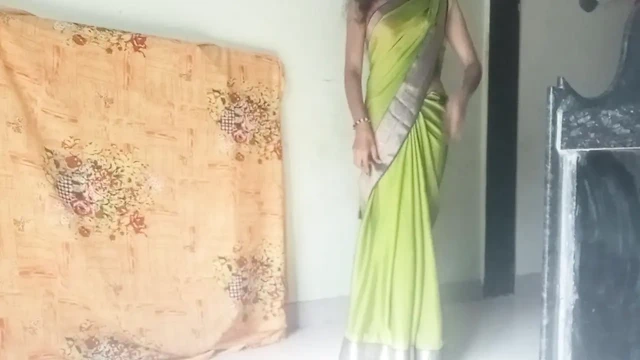 Azgın Hintli yenge kocasının arkadaşıyla sert seks yapıyor