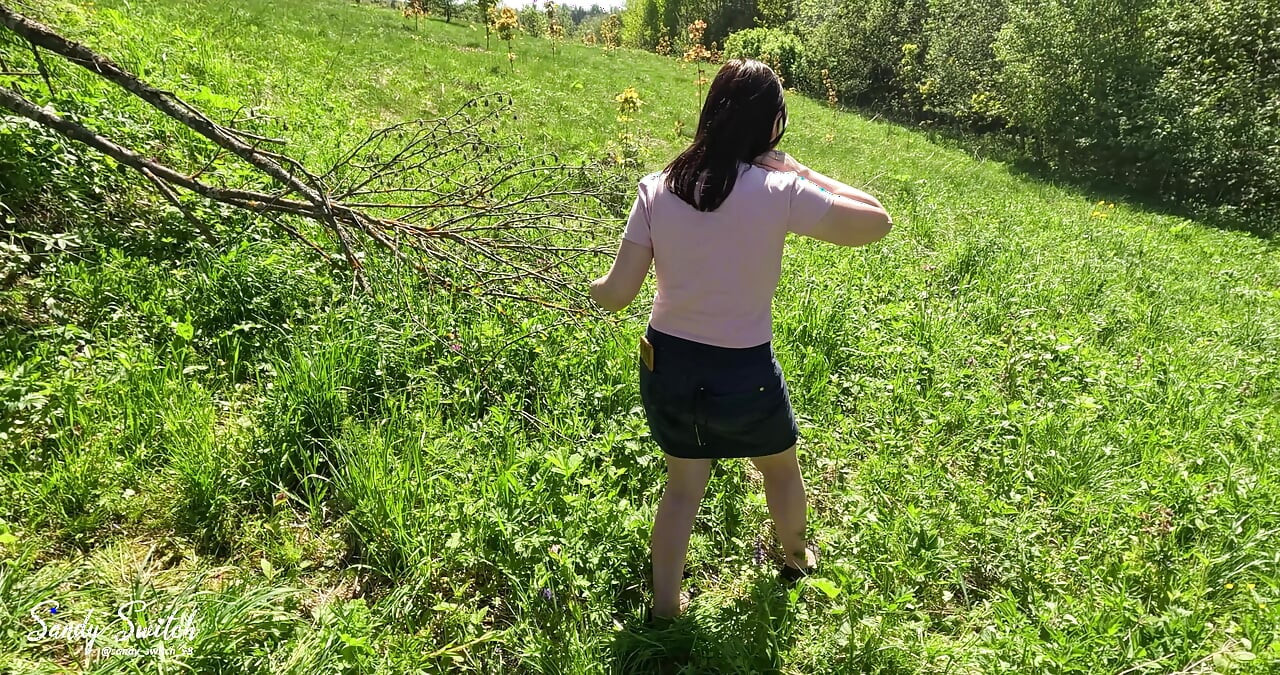 Outdoor amateur pov video: MILF with big natural tits gives blowjob