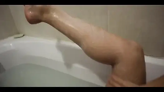 Bacaklarımı tıraş ediyorum