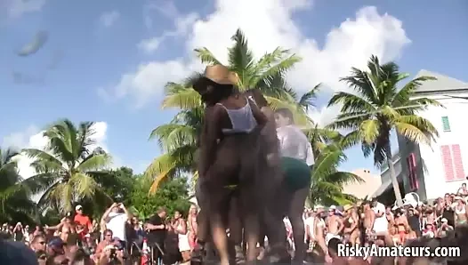 Busty amatör civcivler sahnede yaramaz olsun