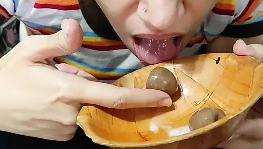 Quickie! Yemeğe boşal! Bakış açısı elle muamele ve çikolata kaplı ahududu üzerine boşalma!