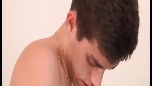 Büyük Memeli Sarışın Plajda Büyük Yaraklı Adam Tarafından Sikiliyor