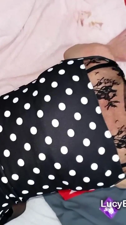 Seksi travesti pauline büyük yarak emiyor ve götten sikiliyor | Klip 2