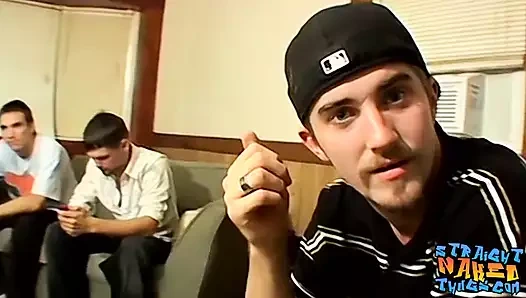 Heteroseksüel haydutlar grup mastürbasyon yapmak ve boşalmak için bir araya geldi