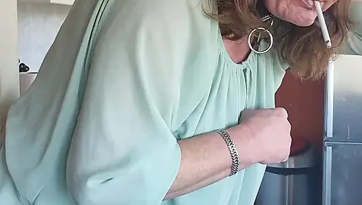 Sigara içerken dildomun tadını çıkarıyorum