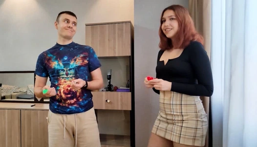 Striptiz dartı oynamak bu kızıl saçlıyı sert sikişmeye götürüyor