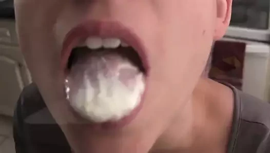 Lelu aşk devi krem ​​şanti yeme