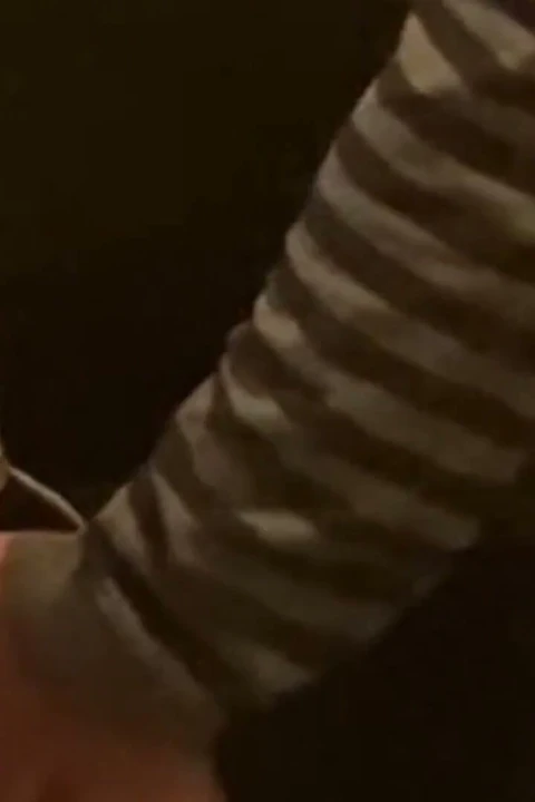Yabancı yaşlı adam parmağını amına sokuyor