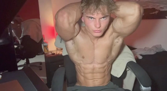 Kaslı adam seni kaslarını seyrederken yakalıyor... and Likes It
